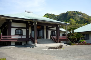 本堂全景 後方は久能山